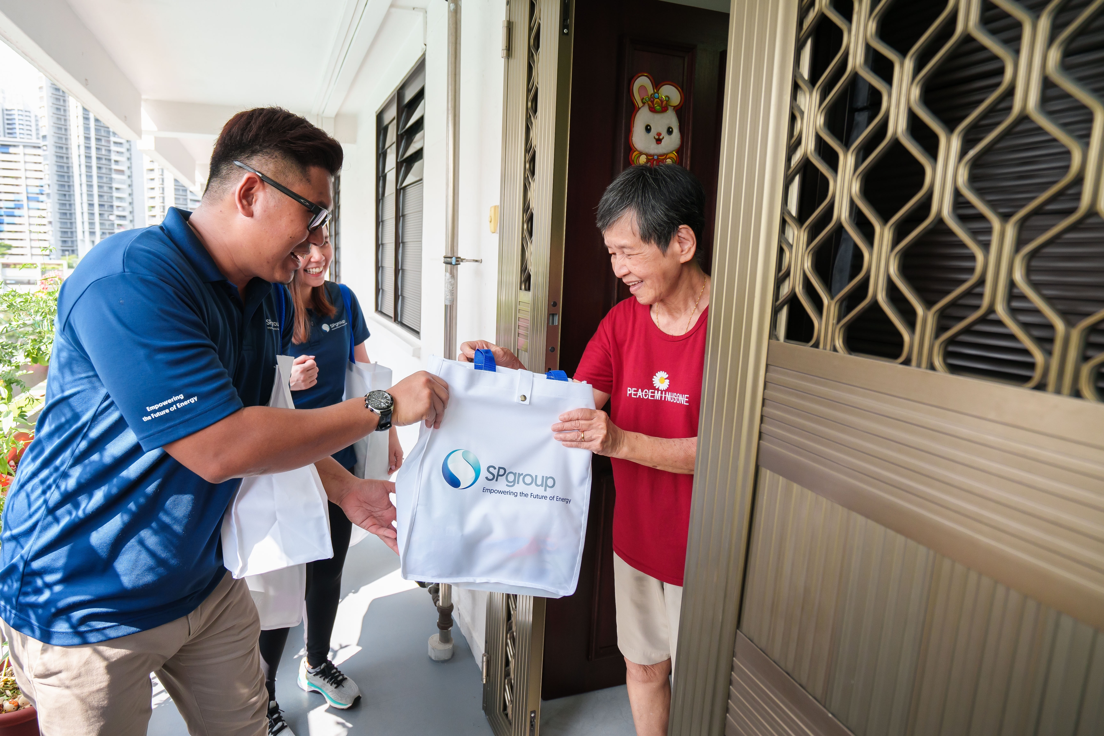 sp-group-volunteers-with-seniors-power-packs